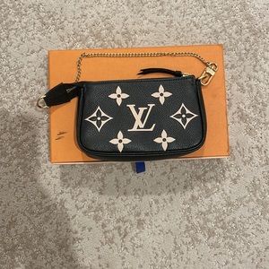 Louis Vuttion Mini Pochette